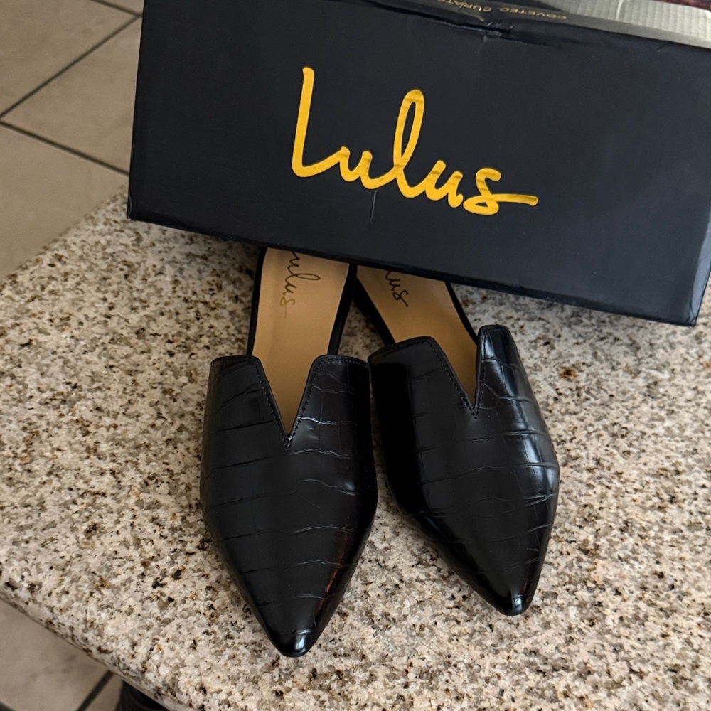 Lulu's Black Croc-Embossed Pointed Slip-On Mules